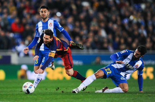 Messi bị đối thủ 