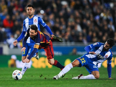 Messi bị hậu vệ Espanyol lăng mạ tại cúp Nhà Vua