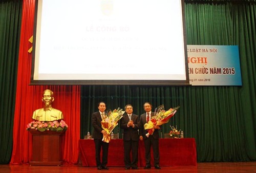 Thứ trưởng Đinh Trung Tụng trao quyết định bổ nhiệm cho ông Lê Tiến Châu (ngoài cùng bên trái). 