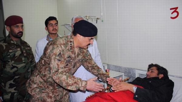 Tư lệnh quân đội Pakistan đến thăm một nạn nhân bị thương trong vụ tấn công