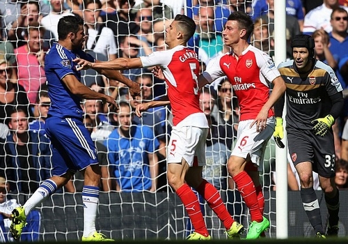 Costa (trái) gây gổ với bộ đôi cầu thủ Arsenal ở trận lượt đi