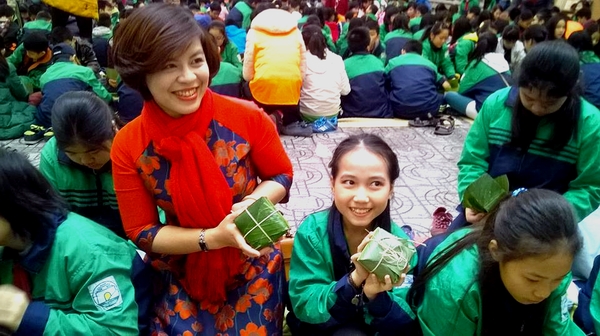Cô và trò Trường THCS Nguyễn Tri Phương vui mừng khi hoàn thành những chiếc bánh chưng  đầu tiên.