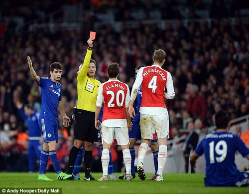 Costa (phải) một lần nữa khiến Arsenal thua đau ở mùa giải này!
