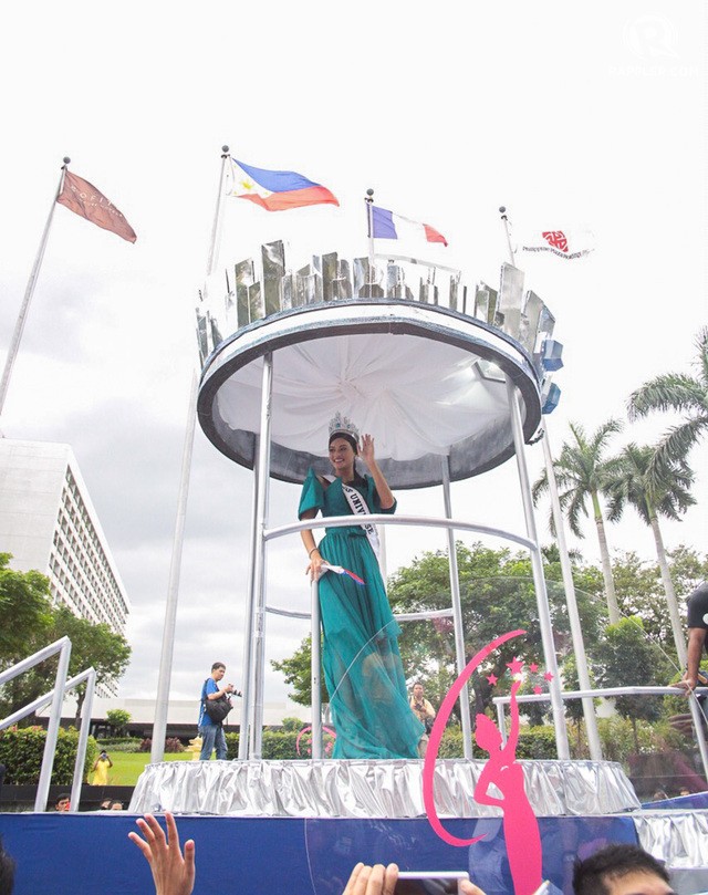 Tân Hoa hậu hoàn vũ nổi bật trong bộ đầm xanh của nhà thiết kế Albert Andrada, liên tục mỉm cười và vẫy tay chào người dân Manila.