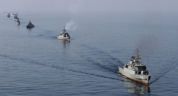 Hải quân Iran đã buộc một tàu chiến Mỹ phải rời khỏi khu vực gần Eo biển Hormuz