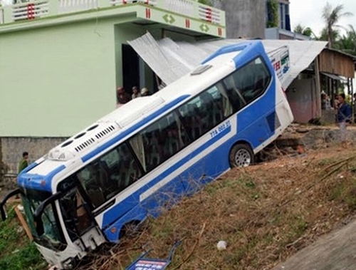 Chiếc xe chở đội U19 Bình Định gặp nạn. Ảnh: Internet