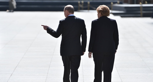 Tổng thống Nga Putin (bên trái) và Thủ tướng Đức Merkel