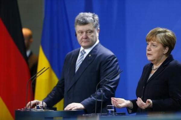 Tổng thống Ukraine Poroshenko và nữ Thủ tướng Đức Merkel tại cuộc họp báo ngày hôm qua.