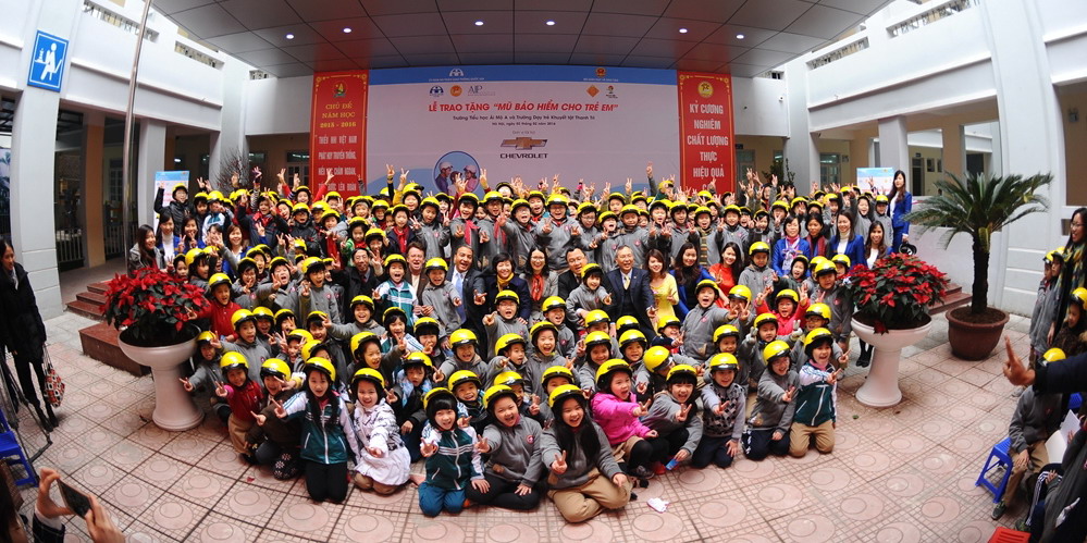 GM tặng 1.000 mũ bảo hiểm cho học sinh Hà Nội