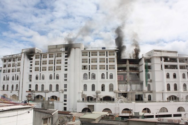 Toàn cảnh vụ cháy Khách sạn Bavico Plaza Đà Lạt. (Ảnh: Đặng Tuấn/TTXVN)