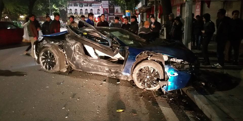 BMW i8 giá 7 tỷ lại tan nát tại Hà Nội