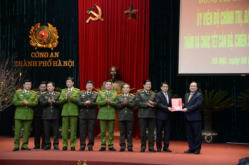 Tân Bí thư thành ủy Hà Nội chúc Tết lực lượng vũ trang