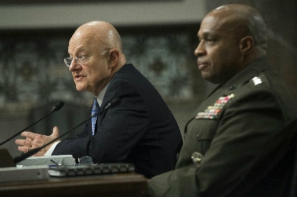 Giám đốc NSA James Clapper (trái) trong buổi điều trần trước Ủy ban Quân vụ Thượng viện Mỹ hôm 9/2. (Ảnh: AFP)