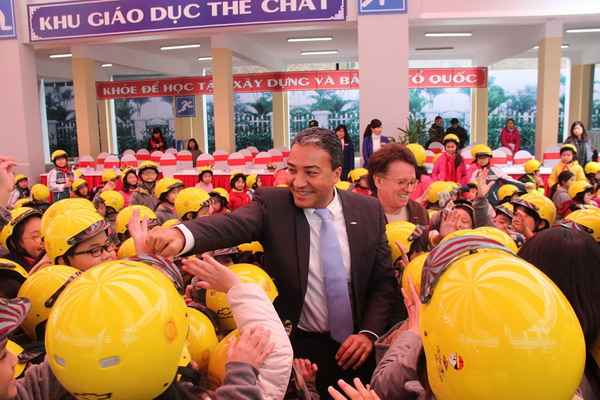 Tổng giám đốc GM Việt Nam trao tặng mũ bảo hiểm cho học sinh