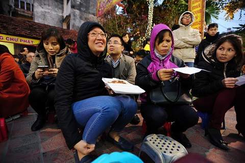 Nhiều người đến từ 16h30' để có chỗ ngồi trong chùa, khi chập tối phải mua xôi ăn đỡ đói.