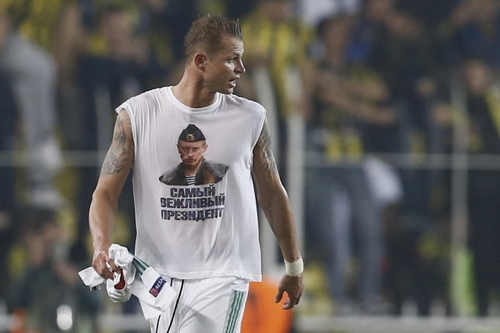 Cầu thủ mặc áo ủng hộ Tổng thống Putin