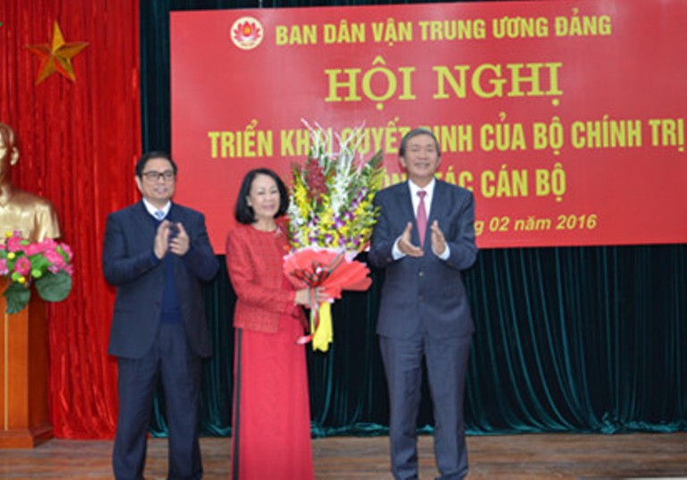 Ông Đinh Thế Huynh trao Quyết định của Bộ Chính trị  và tặng hoa bà Trương Thị Mai.