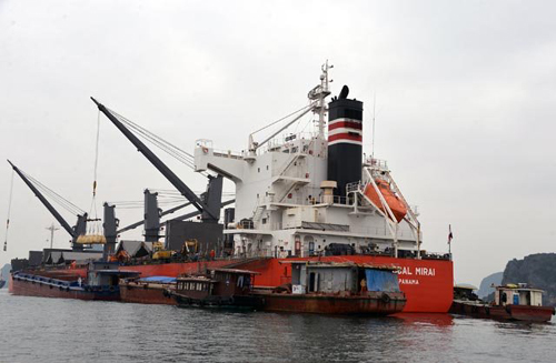 Dừng các hoạt động sang tải ​hàng hóa trái phép trên Vịnh Hạ Long