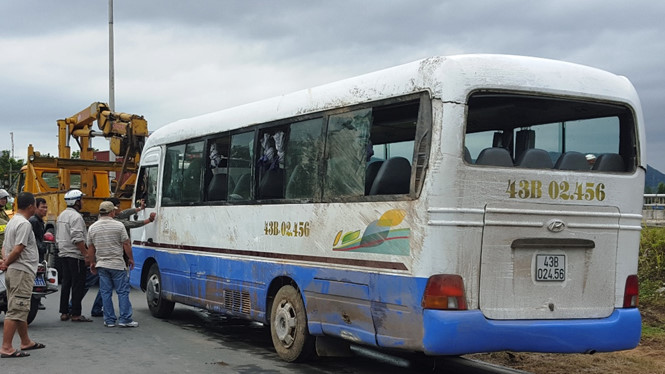 Xe cứu hộ giải phóng hiện trường; xe khách chở công nhân hư hỏng nặng - Ảnh: Nguyễn Tú/Thanh niên
