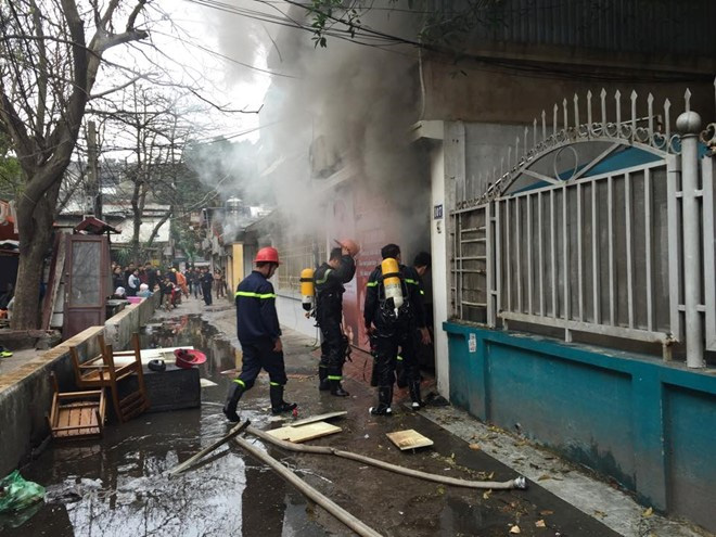 Hà Nội: Cháy lớn tại chung cư cũ C6 Giảng Võ