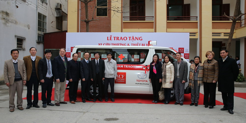 Toyota tặng xe cứu thương cho Hà Giang