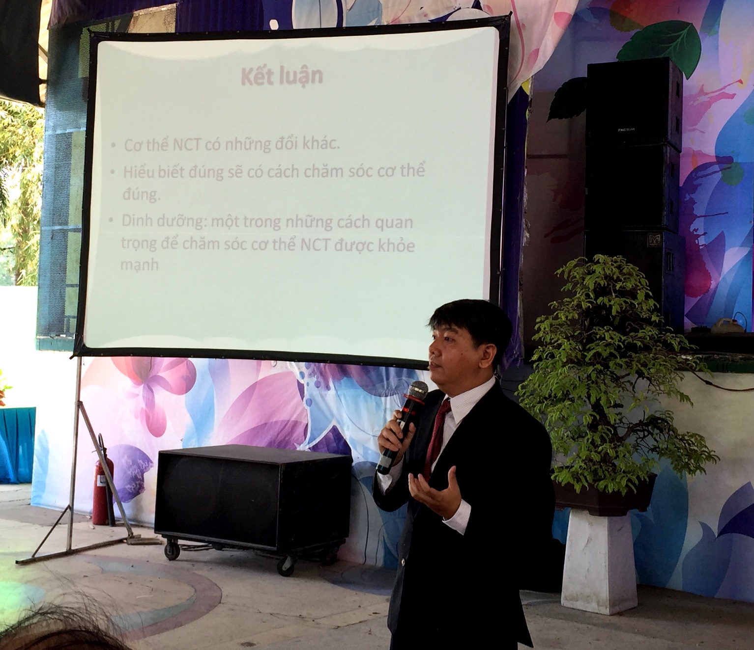 Phó Giáo Sư - Tiến Sĩ Bác sĩ Nguyễn Anh Tuấn (Đại học Y Dược TP.Hồ Chí Minh) trình bày về chế độ dinh dưỡng hợp lý cho người cao tuổi