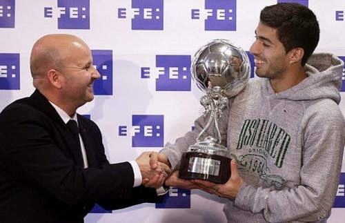 Suarez trong buổi nhận giải thưởng cá nhân đầu tiên tại La Liga