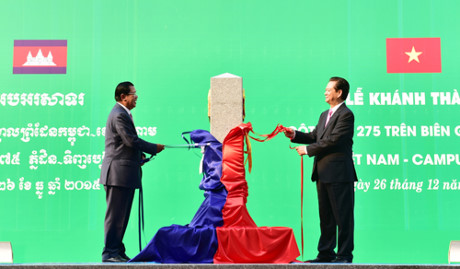 Thủ tướng Nguyễn Tấn Dũng và Thủ tướng Hun Sen cùng mở tấm vải phủ cột mốc số 275 hôm 26/12/2015. Ảnh: VGP