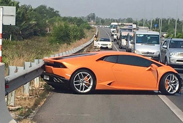 Lamborghini Huracan nát đầu trên cao tốc Long Thành