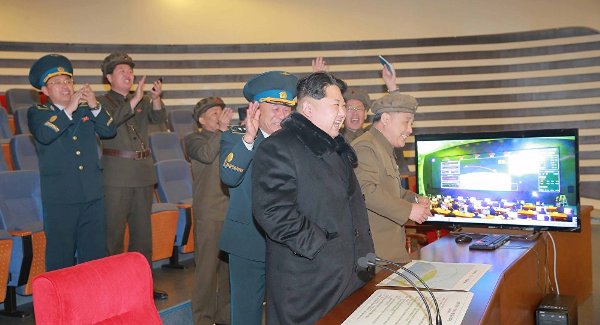 Chủ tịch Kim Jong Un theo dõi một vụ phóng thử tên lửa
