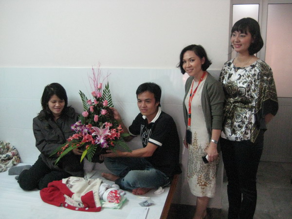 Đại diện Jetstar Pacific tới thăm và tặng hoa cho gia đình chị Nguyễn Thị Lập