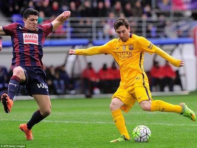 Lione Messi được HLV đối phương &quot;đưa lên mây&quot;
