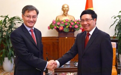 Phó Thủ tướng tiếp Đại sứ Lào và Đại sứ Singapore