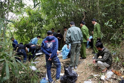 Bắt nghi phạm giết vợ, trốn trong hang đá 2 ngày