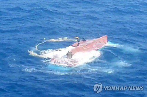 Tàu cá Hàn Quốc chở các thuyền viên Việt bị lật úp. Ảnh: Yonhap