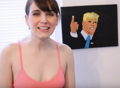 Nữ họa sỹ dùng... ngực vẽ chân dung Donald Trump