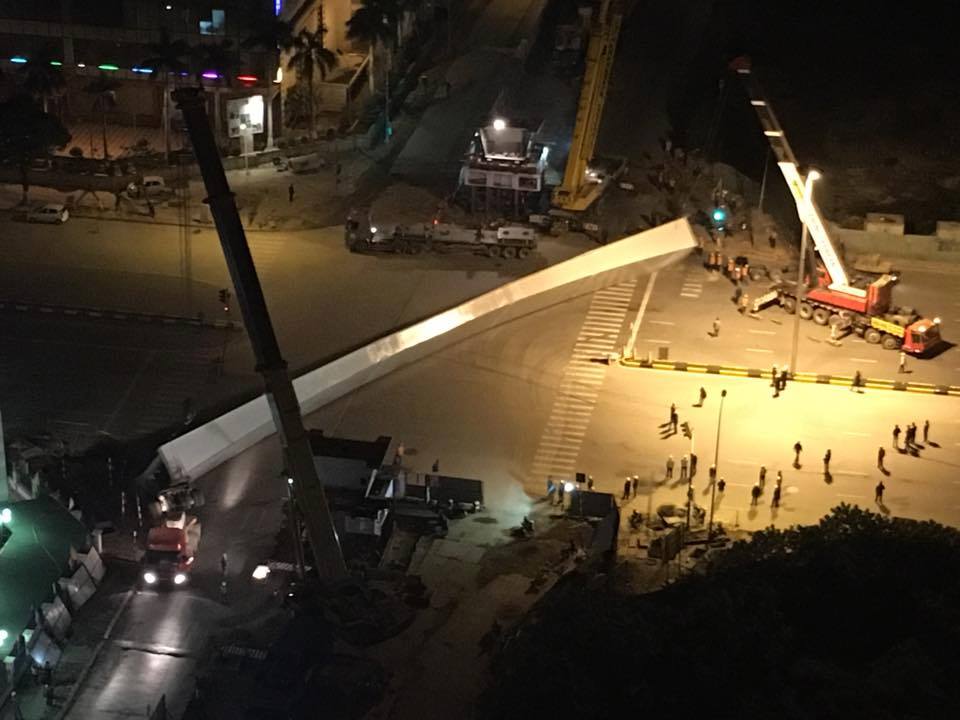 Hà Nội: Dầm thép khổng lồ đổ sập giữa đêm