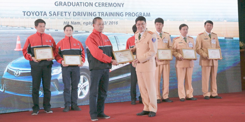 8 giảng viên lái xe an toàn Toyota đầu tiên tốt nghiệp
