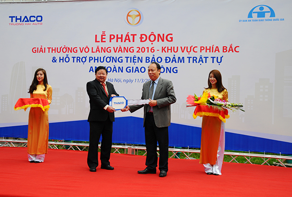 Tổng Giám đốc Thaco Nguyễn Hùng Minh (trái) trao chìa khóa tượng trưng cho việc hỗ trợ 4 xe phục vụ công tác đảm bảo trật tự an toàn giao thông