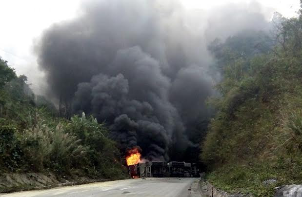 Tai nạn xe khách thảm khốc: 3 người chết cháy, 26 người bị thương