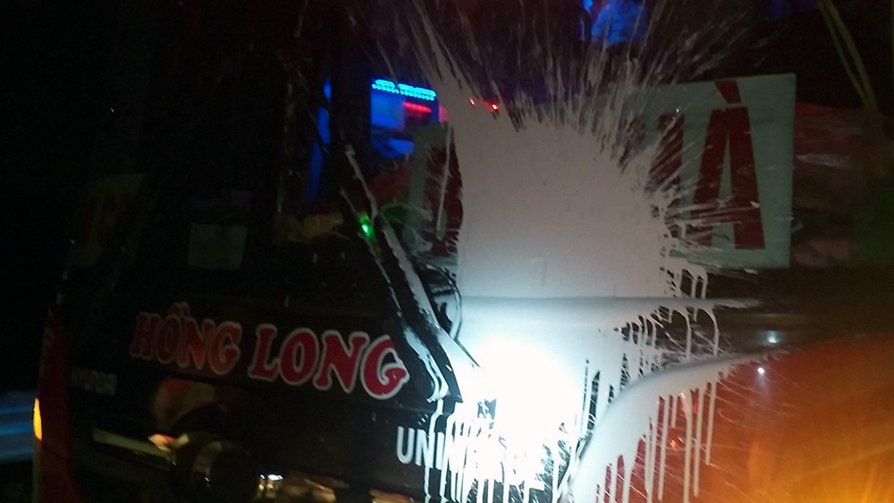 Xe khách liên tục bị ném &quot;bom sơn&quot; trên cao tốc Nội Bài - Lào Cai