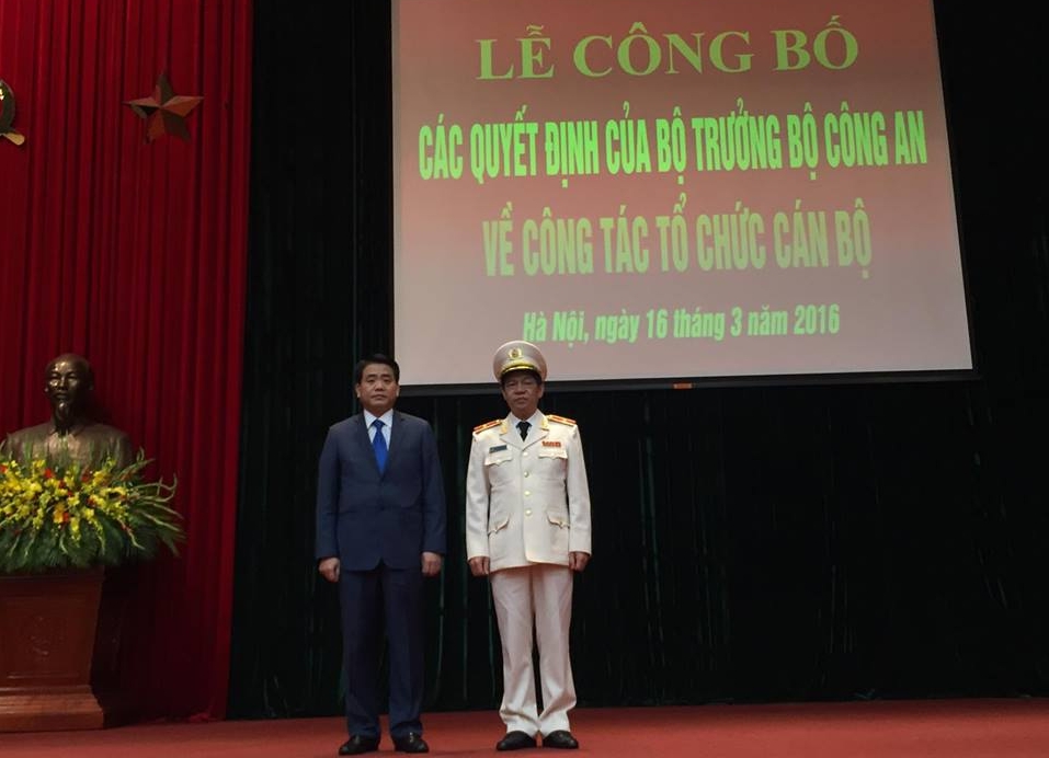 Thiếu tướng Đoàn Duy Khương (trái) và người tiền nhiệm Nguyễn Đức Chung trong buổi lễ công bố quyết định bổ nhiệm tân Giám đốc công an TP Hà Nội sáng 16/3