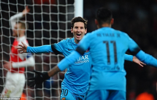 Messi lập cú đúp bàn thắng cho Barcelona ở trận lượt đi tại Emirates