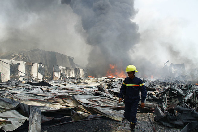 Cháy dữ dội tại Công ty hóa chất Bình Dương