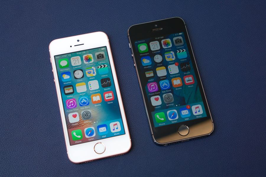iPhone SE (trái) và iPhone 5S (phải)