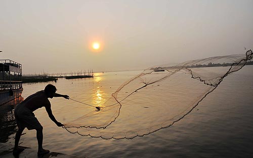 Người dân đánh cá trên sông Mekong.