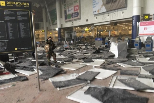 Quang cảnh sân bay bị đánh bom
