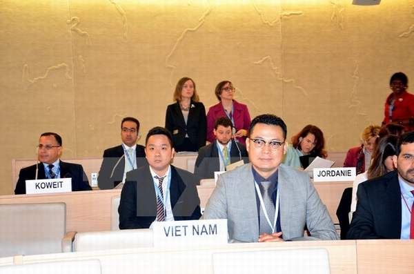 Đại sứ Nguyễn Trung Thành tại một phiên họp Hội đồng Nhân quyền. (Ảnh: Tố Uyên/TTXVN)