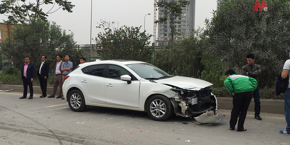 Mazda3 nát đầu trên Đại lộ Thăng Long