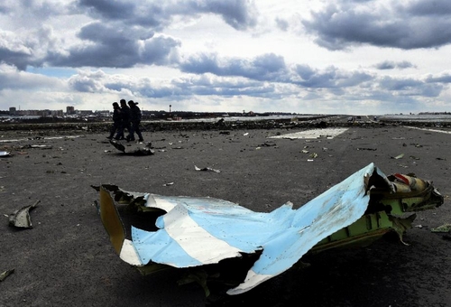 Mảnh vỡ của chiếc Boeing 737 tại sân bay Nga